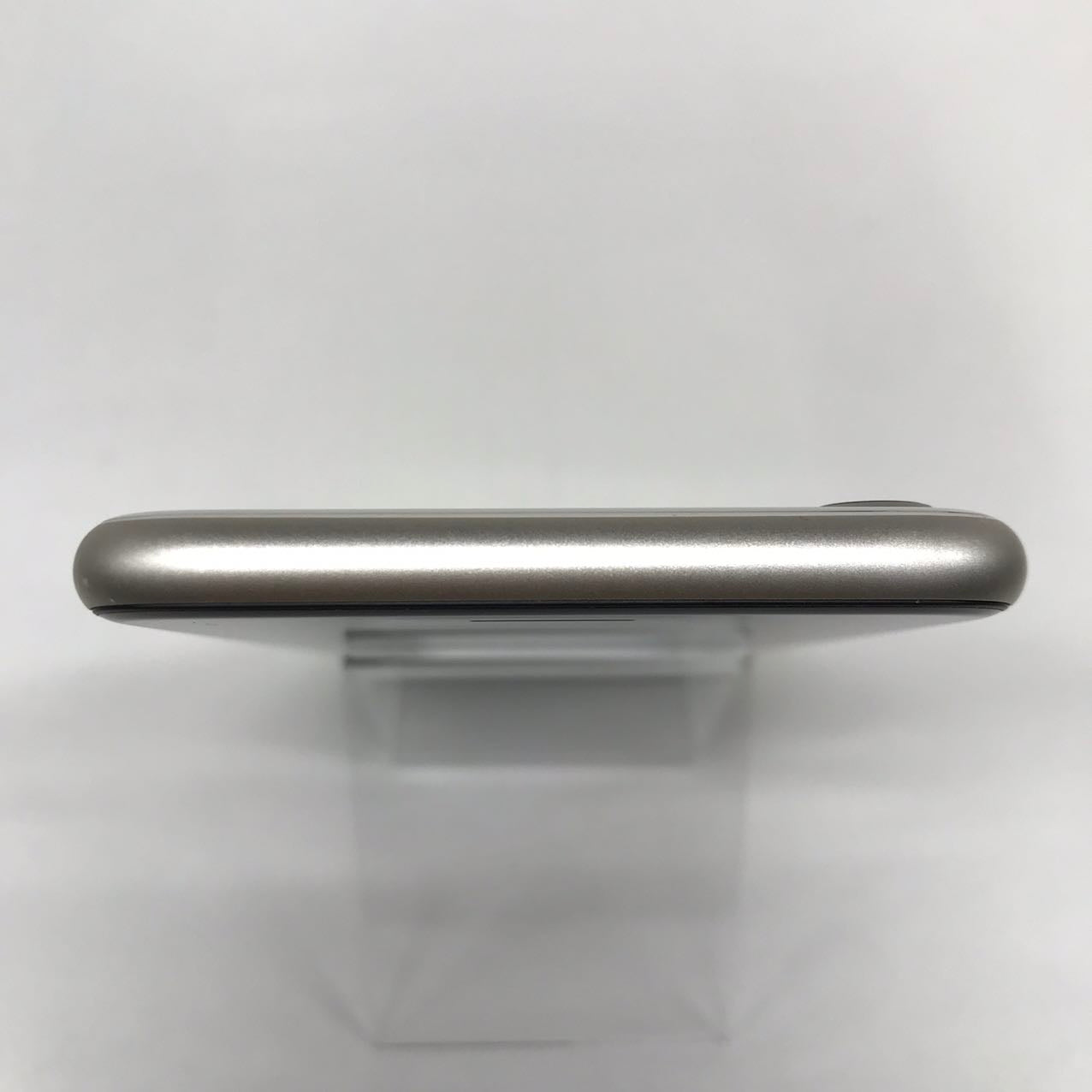中古Cランク iPhone SE 第3世代 64GB スターライト バッテリー最大容量92% SIMロック解除済 SIMフリー MMYD3J/A A2782
