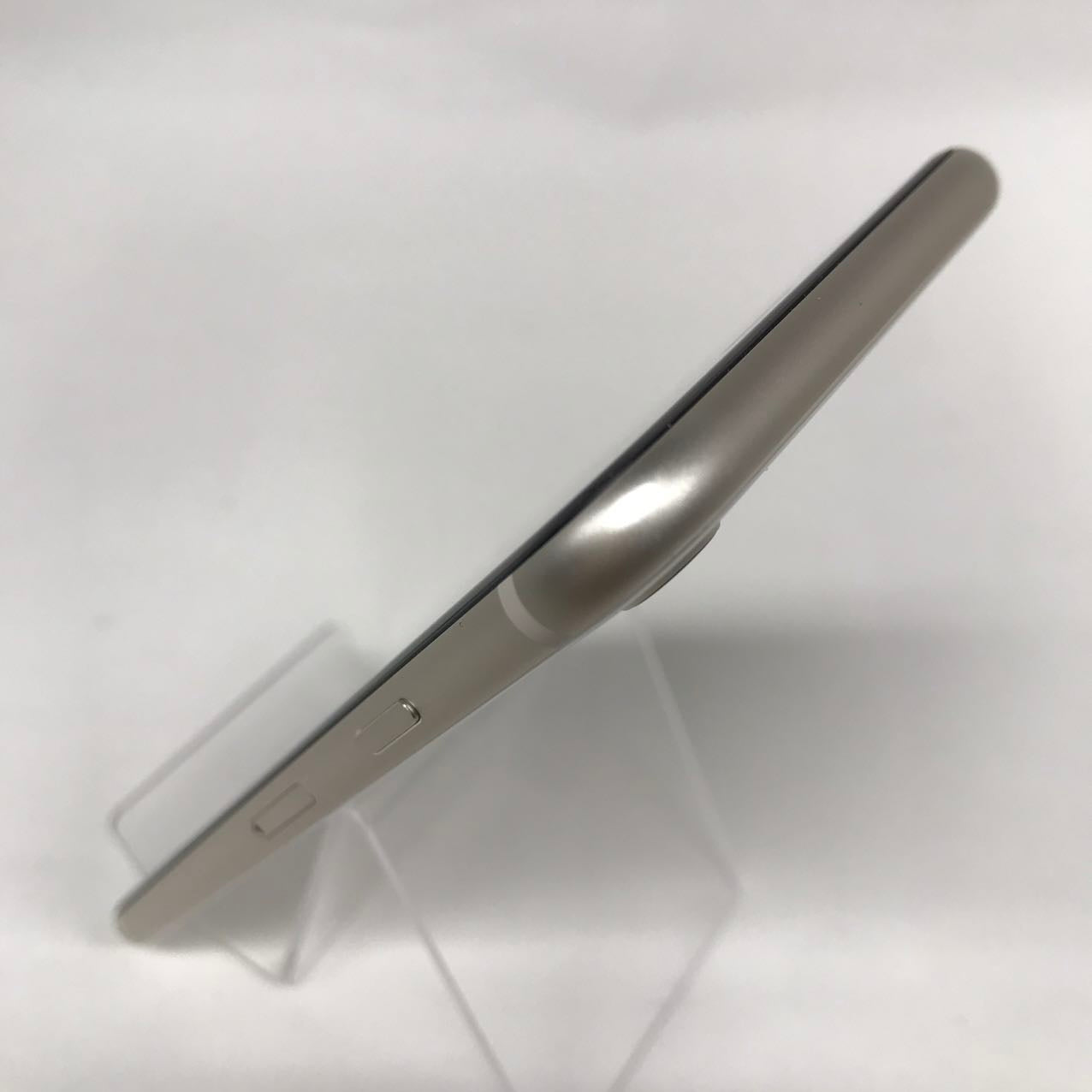 中古Cランク iPhone SE 第3世代 64GB スターライト バッテリー最大容量92% SIMロック解除済 SIMフリー MMYD3J/A A2782