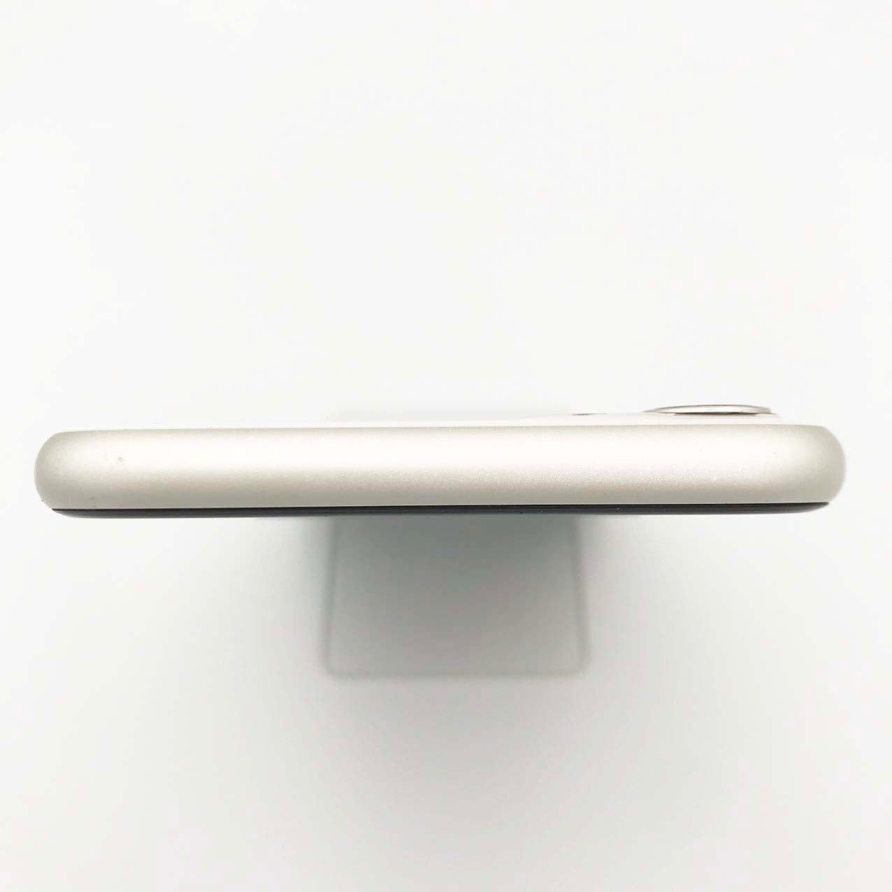 中古Cランク iPhone 11 64GB ホワイト バッテリー最大容量77% SIMロック解除済 SIMフリー