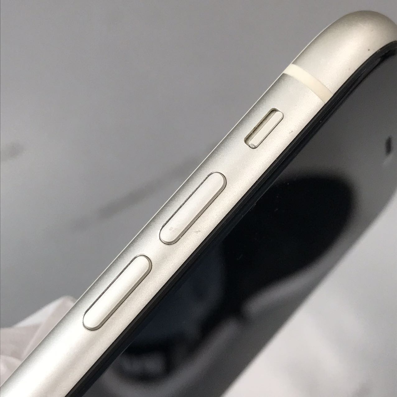 中古Cランク iPhone 11 64GB ホワイト バッテリー最大容量77% SIMロック解除済 SIMフリー