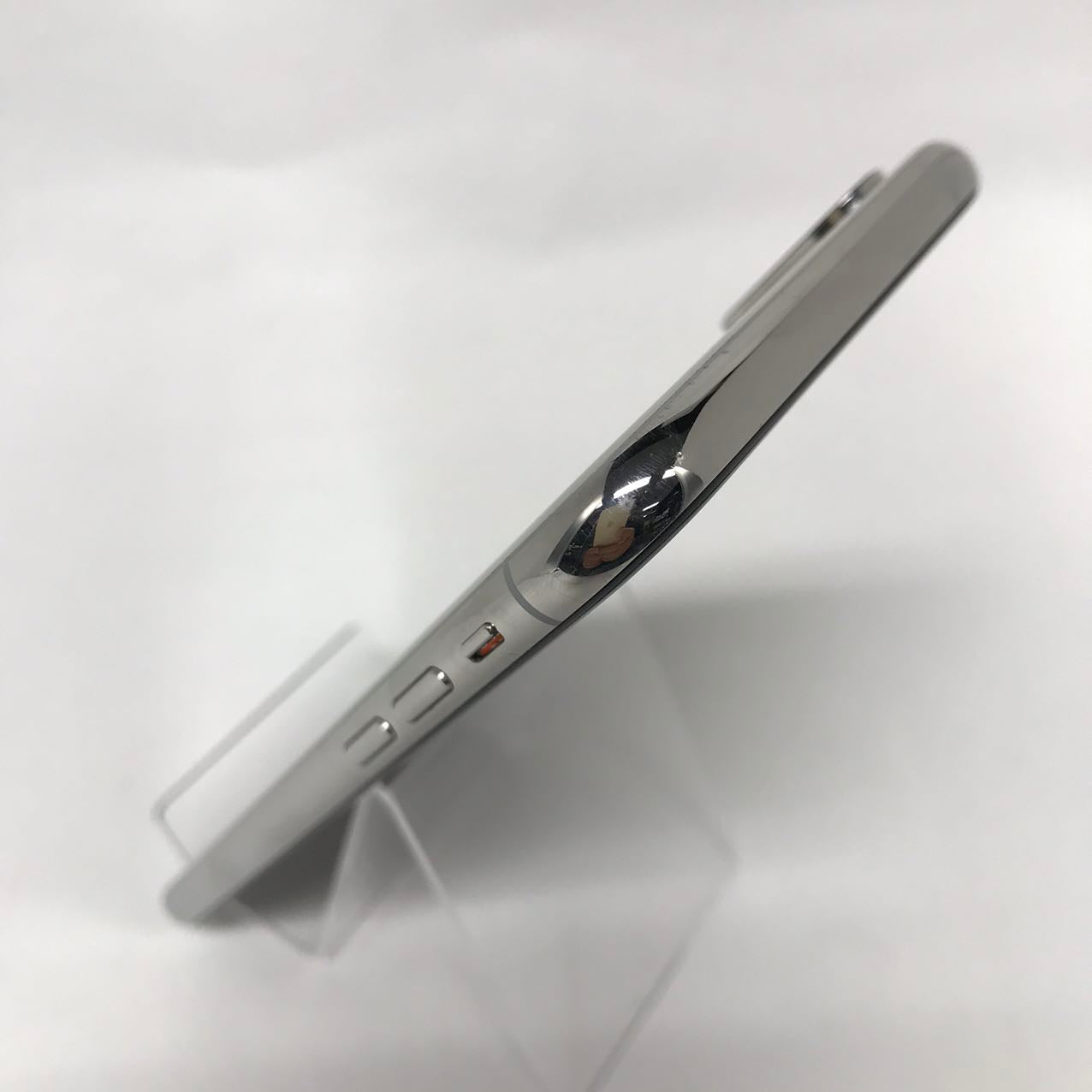 中古Cランク iPhone Xs 64GB シルバー バッテリー最大容量79% SIMロック解除済 SIMフリー